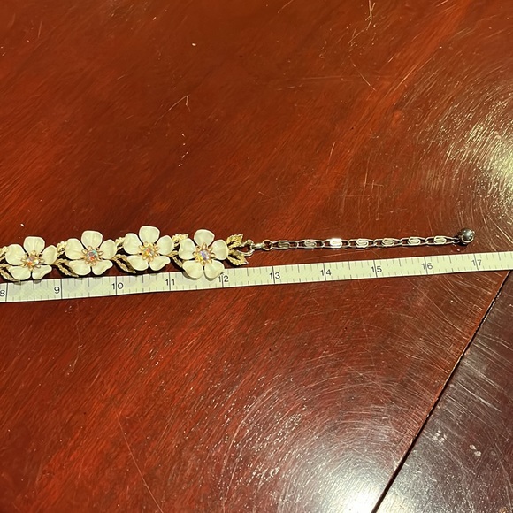 Vintage silvertone Listner Floral Necklace w/ white petals & rhinestone centers - Picture 9 of 9